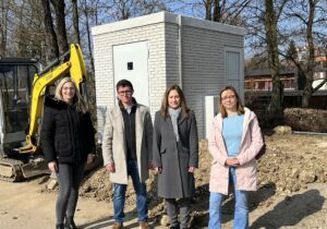 Auf dem Foto von links nach rechts: Ivana Zumbiel, Zweckverband Breitbandversorgung Landkreis Esslingen; Felix Henselmann Deutsche Glasfaser; Bürgermeisterin Barbara Born; Chrysiida Angelopoulou, Gigabit Region Stuttgart GmbH