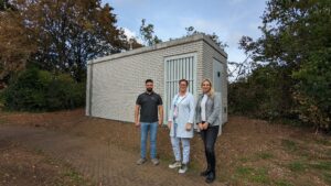 Auf dem Bild: (v.l.) Kazim Bayramoglu, Bauleiter bei Deutsche Glasfaser, Verena Grötzinger, Bürgermeisterin der Stadt Owen und Ivana Zumbiel vom Zweckverband Landkreis Esslingen trafen sich vor dem PoP in der Bergstraße in Owen. (Bild: Eileen Gerstner, Stadt Owen)