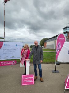 Sabine Wittlinger, Deutsche Telekom, und Kirchheims Oberbürgermeister Dr. Pascal Bader