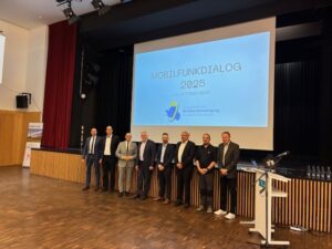 Gruppenbild zum Mobilfunkdialog des Zweckverbands Breitbandversorgung Landkreis Esslingen