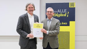 Leinfelden-Echterdingens Erster Bürgermeister Benjamin Dihm bei der Übergabe des Förderbescheids mit Digitalminister Thomas Strobl (v.l.n.r.). 400.000 Euro Förderung für den Lückenschluss in Echterdingen gehen somit wieder in den Landkreis Esslingen