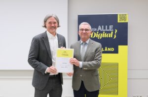 Leinfelden-Echterdingens Erster Bürgermeister Benjamin Dihm bei der Übergabe des Förderbescheids mit Digitalminister Thomas Strobl (v.l.n.r.). 400.000 Euro Förderung für den Lückenschluss in Echterdingen gehen somit wieder in den Landkreis Esslingen