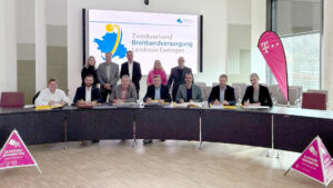 Gruppenfoto der Vertreterinnen und Vertreter des Zweckverbands Breitbandversorgung Landkreis Esslingen und der Deutschen Telekom bei der Unterzeichnung des zweiten Zuwendungsvertrags für den geförderten Glasfaserausbau in sieben Kommunen.