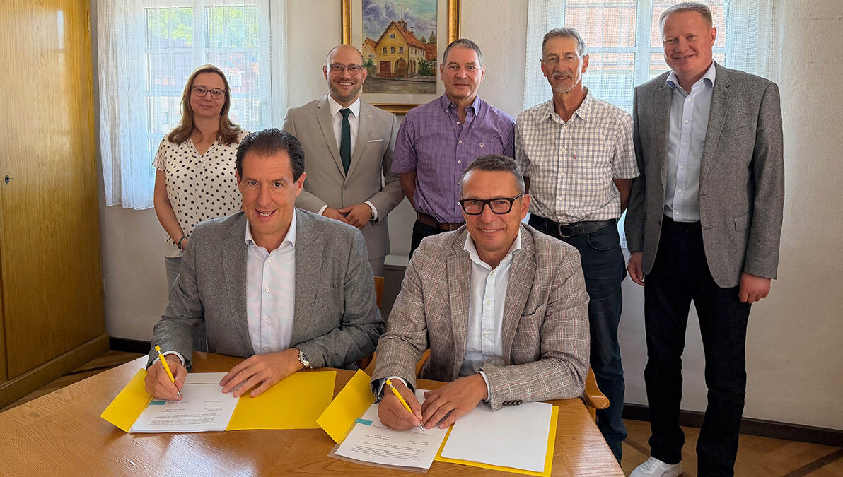 Stiegeler-Geschäftsführer Felix Stiegeler und Bürgermeister Michael Schlecht (vorne, v.l.n.r.) unterzeichnen den Zuwendungsvertrag in Beisein von Chrysiida Angelopoulou von der Gigabit Region Stuttgart, Landrat Marcel Musolf, Schopflochs Ortsvorsteher Gunter Berger, Gutenbergs Ortsvorsteher Harald Röhner und dem Geschäftsführer des Zweckverbands Breitbandversorgung Landkreis Esslingen Markus Grupp (hinten, v.l.n.r.). (Foto: Stiegeler)