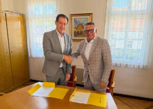 Stiegeler-Geschäftsführer Felix Stiegeler (l.) und Bürgermeister Michael Schlecht bei der Unterzeichnung des Zuwendungsvertrags für den geförderten Glasfaserausbau in Lenningen. (Foto: Stiegeler)