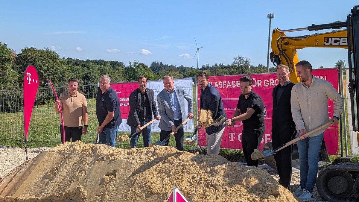 Gruppenbild beim Spatenstich in Baltmannsweiler - Glasfaser für bislang unterversorgte Adressen