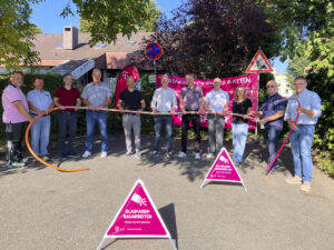 Auf dem Bild sieht man die am Spatenstich beteilgte Vertreter der Telekom, des Zweckverbands Breitbandversorgung, der Gigabit Region Stuttgart, der beauftragten Baufirma sowie die Vertreter der Stadtverwaltung Kirchheim unter Teck.