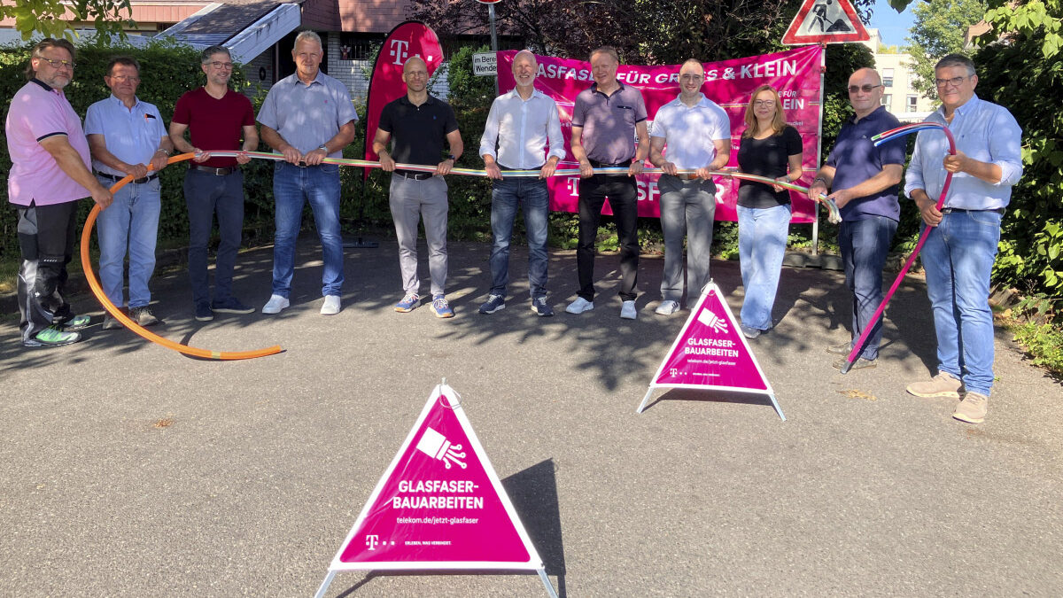 Auf dem Bild sieht man die am Spatenstich beteilgte Vertreter der Telekom, des Zweckverbands Breitbandversorgung, der Gigabit Region Stuttgart, der beauftragten Baufirma sowie die Vertreter der Stadtverwaltung Kirchheim unter Teck.