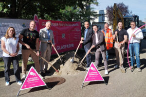 Foto: v.l. Chrysiida Angelopoulou (Gigabit-Region Stuttgart), Mathias Spahlinger (Telekom), Martin Papendieck (Aconium), Bürgermeister Johannes Züfle, J. V. Rezende da Cunha (Ote-Deutschland), Jens Hofmann (Stadtbauamtsleiter der Stadt Weilheim a. d. Teck), Lukas Theivagt (Zweckverband Breitbandversorgung), Jürgen Wolf (Telekom) (Quelle: Sarah Bock, Stadtverwaltung Weilheim)