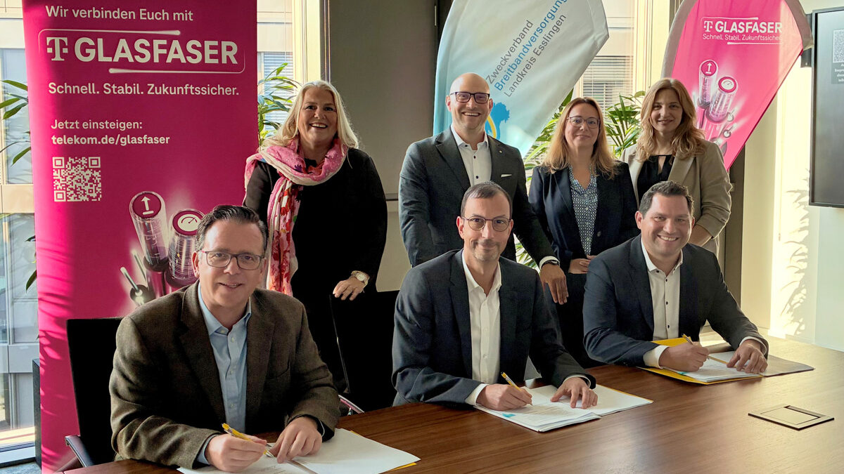 Die Vertreter der Projektpartner bei der Vertragsunterzeichnung für die Breitbandprojekte in Aichwald, Baltmannsweiler und Köngen. Von links nach rechts: vorne Bürgermeister Scholz, Bürgermeister Schmid und Bürgermeister Jarolim; hinten Frau Wittlinger (Deutsche Telekom), Landrat Musolf, Frau Angelopoulou (GRS) sowie Frau Zumbiel (Zweckverband Breitbandversorgung Landkreis Esslingen). Foto: Zweckverband Breitbandversorgung Landkreis Esslingen.